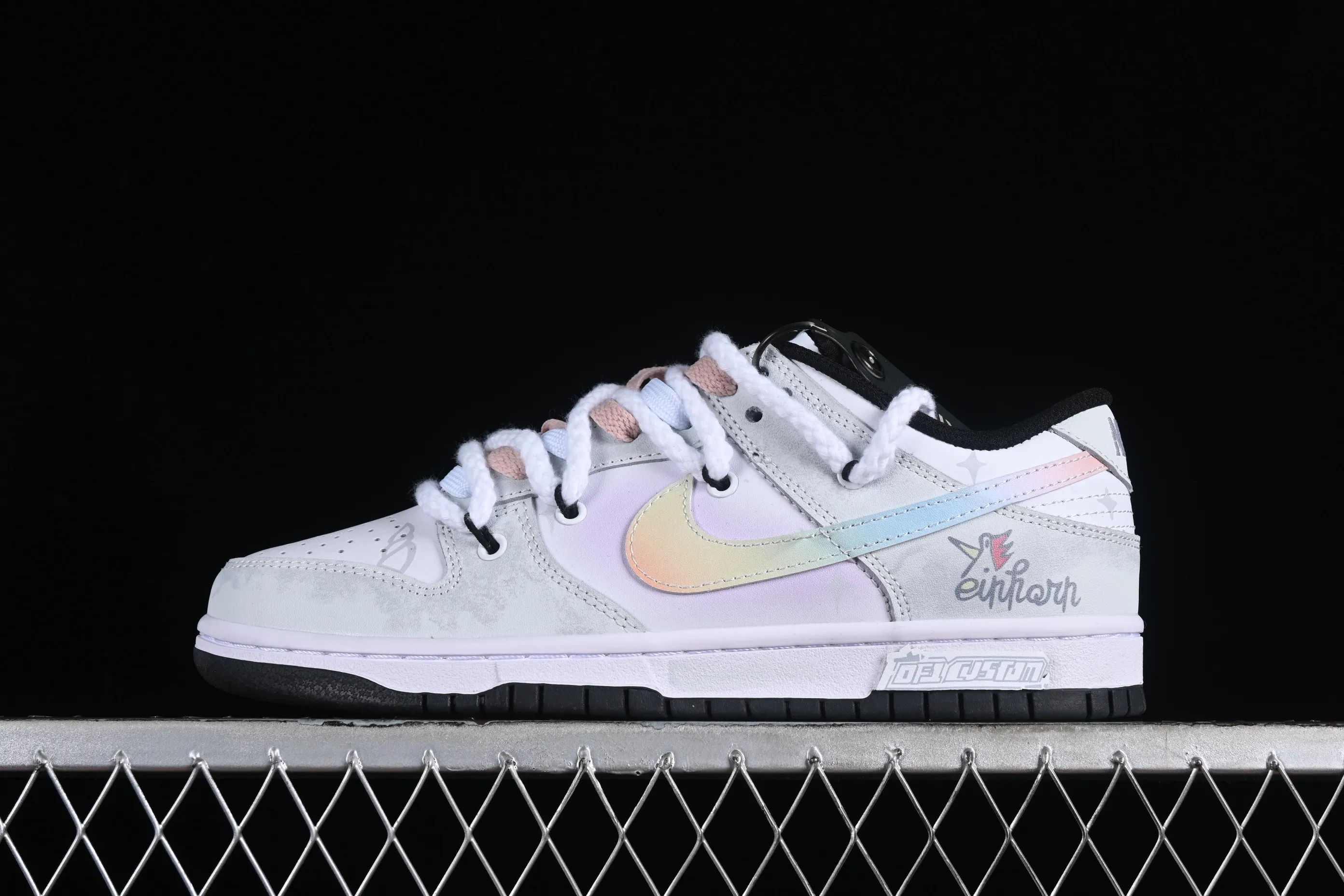 All Categories Nk SB Dunk Series Nk SB Dunk Low Low-top sneakers Nk Dunk Low Customized Da Vinci Xingli Flash Wing Simple black, white and gray SB strap low-top casual sneakers CW1590-100